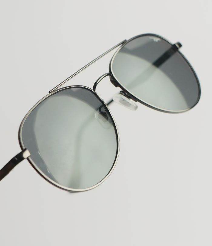 about-us-02 Classic metal aviator sunglasses with gray lenses, perfect for fashion and sun protection.